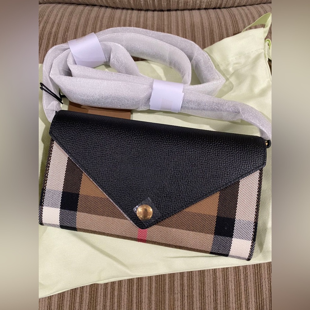COPY - NWT Burberry Hanna wallet chian crossbody